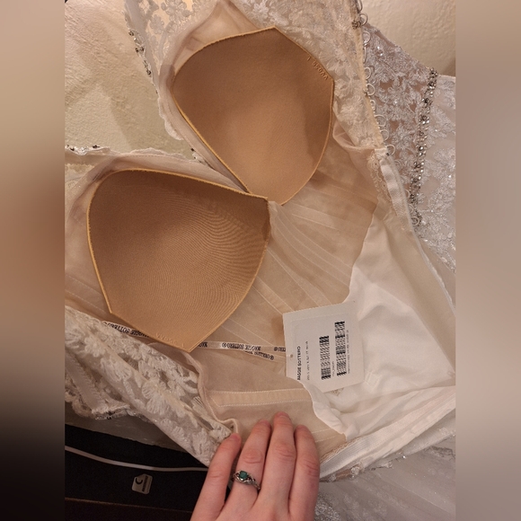 Elegant Lace Off-Shoulder Wedding Dress - Picture 4 of 10